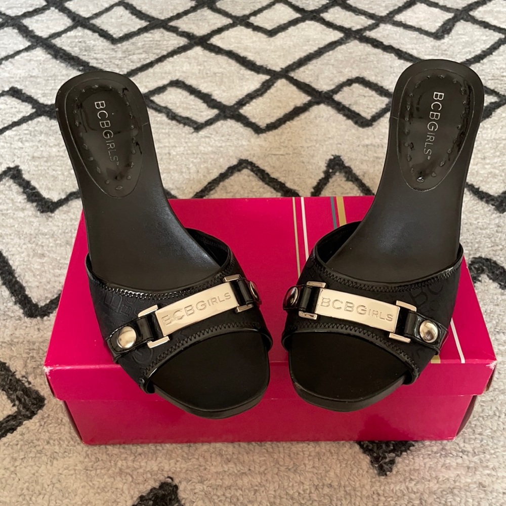 BCBG Ponza logo heels